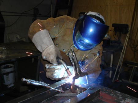 Brasileiros soldadores trabalham pesado no Japão.
